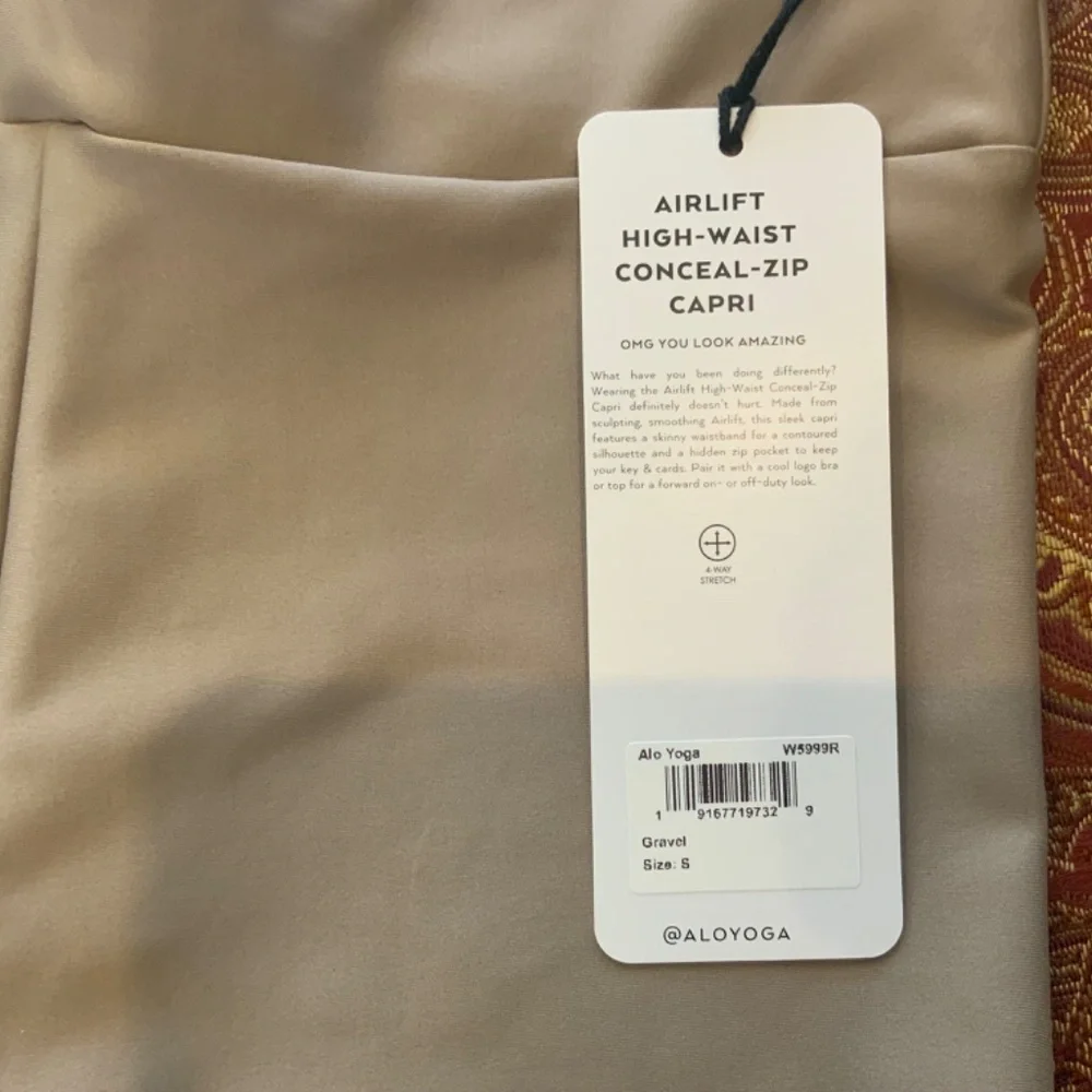 Alo Yoga High Waist Conceal -Zip Capri in gravel, size S, NWT,MSRP$118 Must have